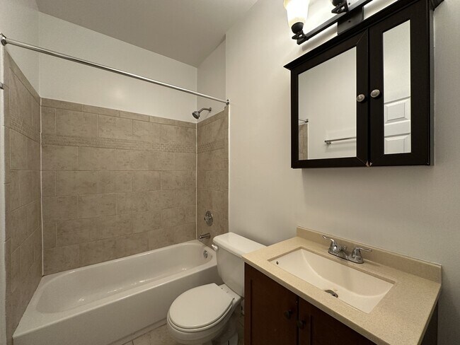 Building Photo - 824 W Cornelia Ave