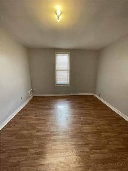 Building Photo - 456 Woodlane Ave