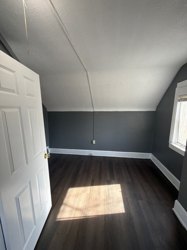 Building Photo - 644 Thomas Ave W