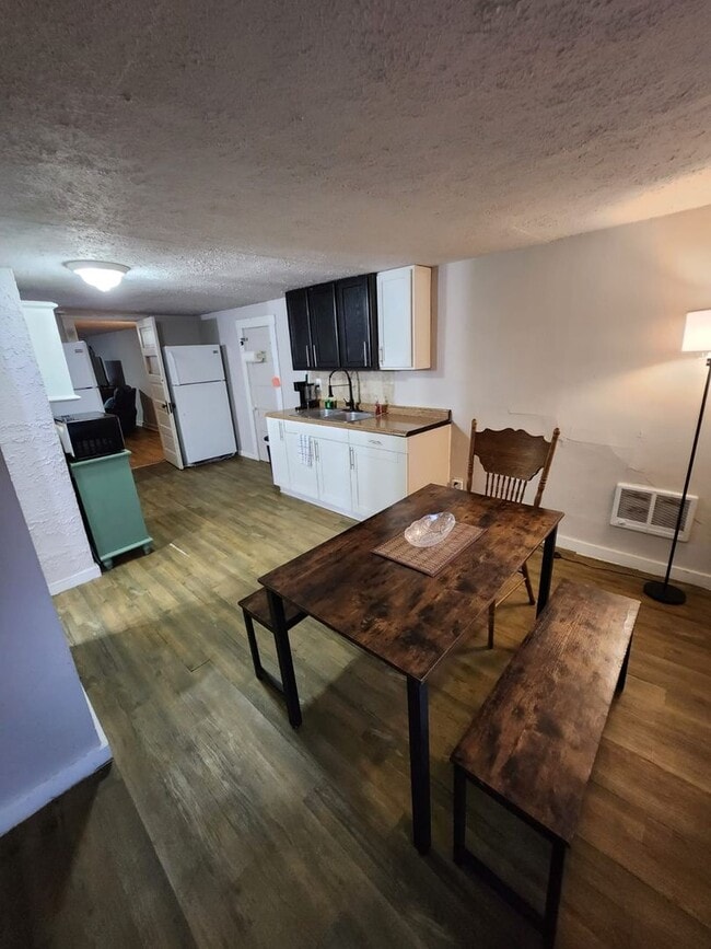 Building Photo - 1856 Lampson Rd