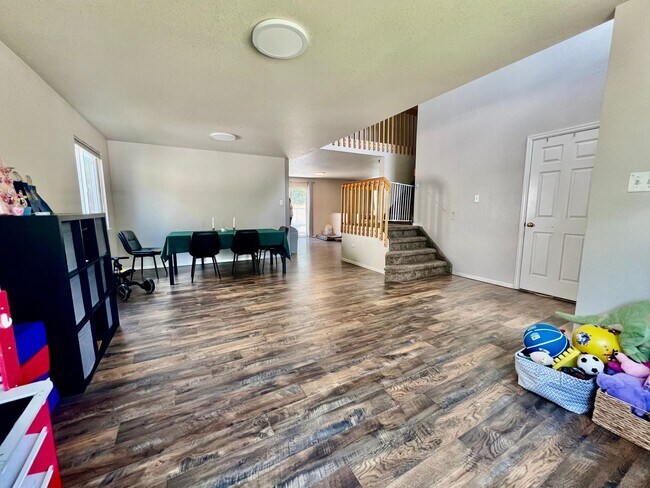 Building Photo - Beautifully Updated Home In Desirable Hend...