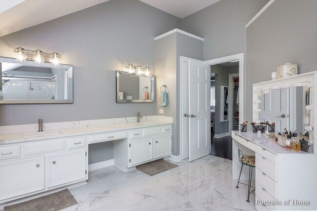 Building Photo - BEAUTIFUL HOUSE- 4 bedroom, 3.5 bath 2 sto...