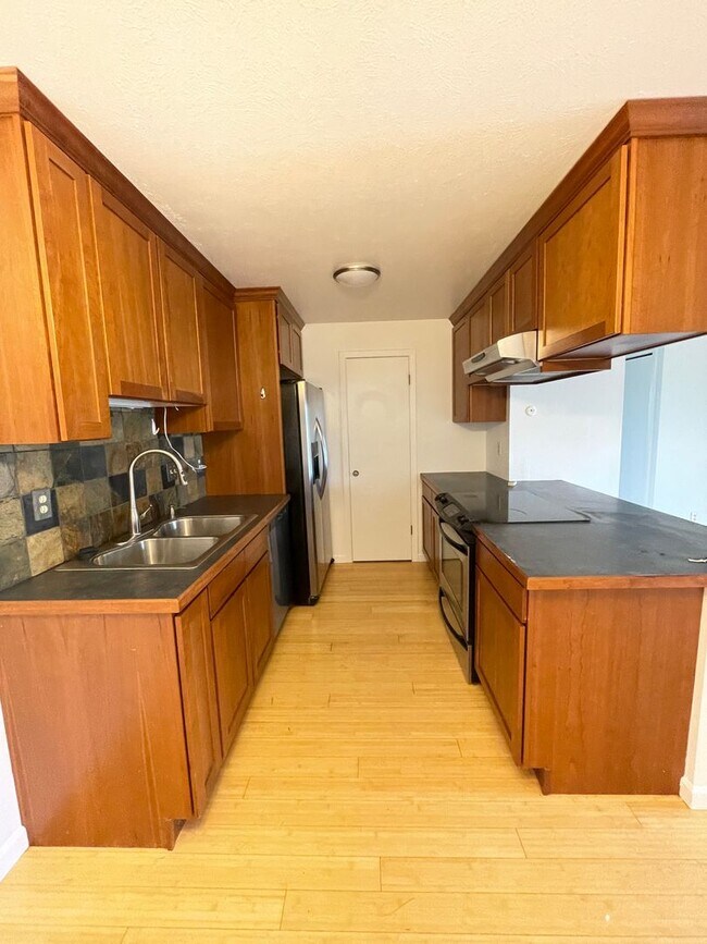 Building Photo - Updated 2B/2B 3rd floor Condo on Manhattan