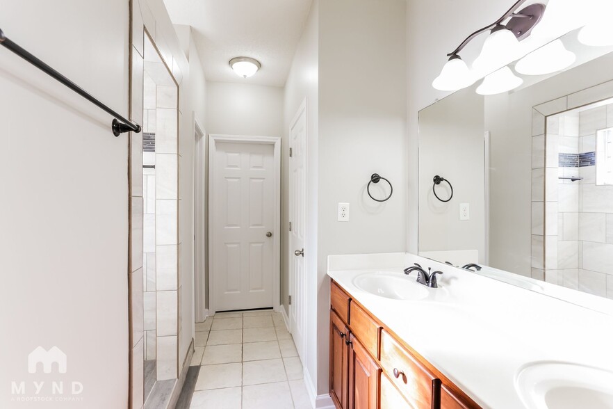 Building Photo - 540 Classic Dr N