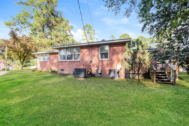 Building Photo - Inviting Brick Ranch