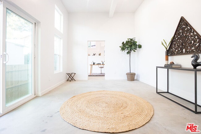 Building Photo - 2210-2214 Echo Park Ave