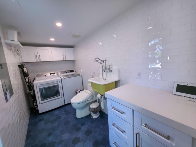 Building Photo - 720 Eastwind Dr