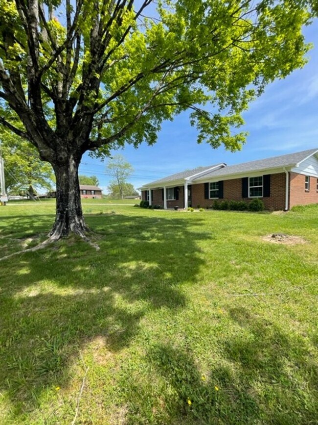 Building Photo - Maryville 37801 - 3 bedroom, 1.5 bath home - Contact Debra Johnson (865) 591-8281