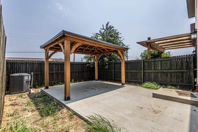 Building Photo - 123 Niagara Dr.