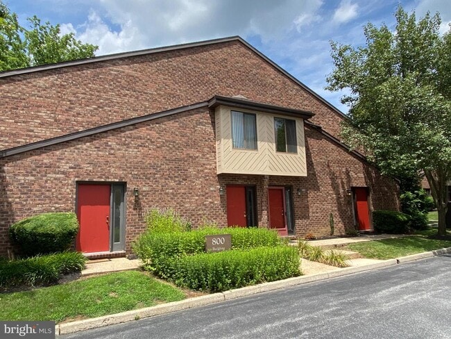 Building Photo - 802 Mountainview Dr