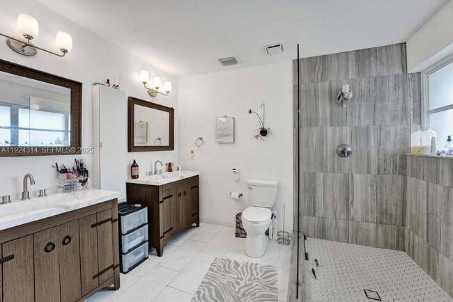 Building Photo - 4104 Larch Ave