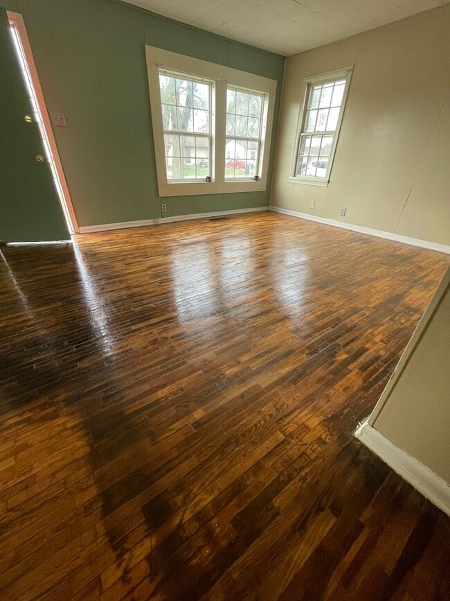 Building Photo - Darling 2 Bedroom in Nice Quiet Area