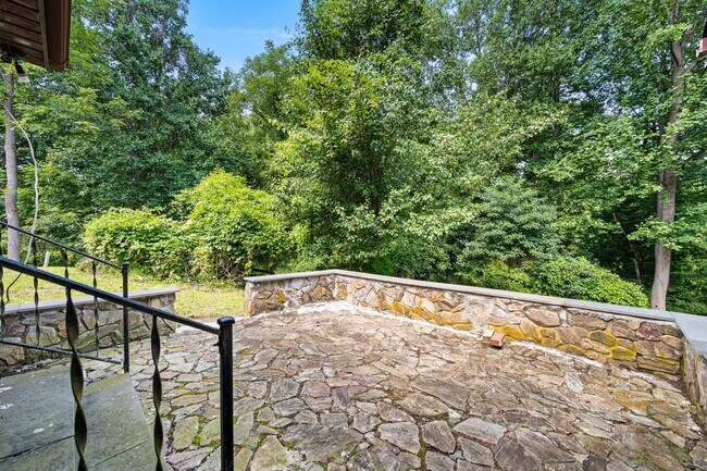 Building Photo - 25 E Pennsbury Way