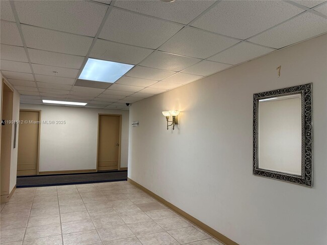 Building Photo - 400 Kings Point Dr