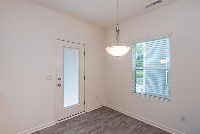 Building Photo - BEAUTIFUL 3 Bedroom in Midland Available A...
