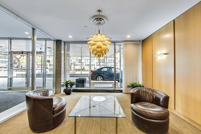 Building Photo - 2930 N Sheridan Rd