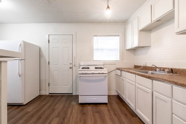 Building Photo - 2506 N Elm St