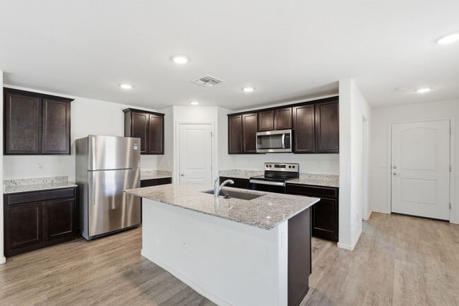 Building Photo - 4bedroom 2 bath single family home!