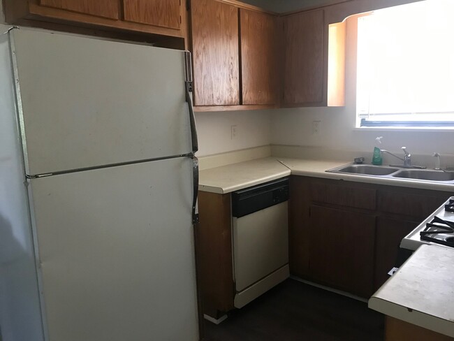 Building Photo - 2 Bedroom 2 Bath Duplex Located off of Vet...