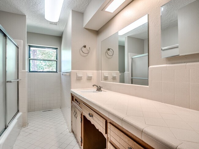 Building Photo - 908 Birch Dr