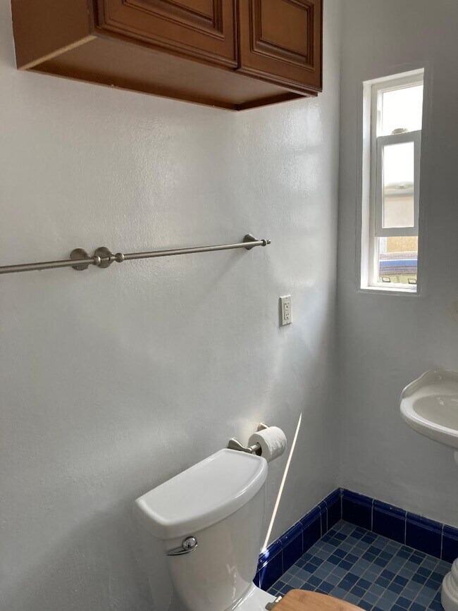 Bath with tub - 2324 33rd St