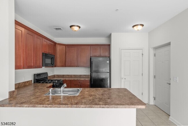 Building Photo - 18 Park Dr