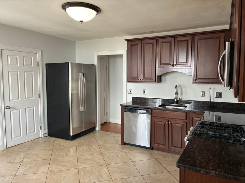 Building Photo - 77 King St