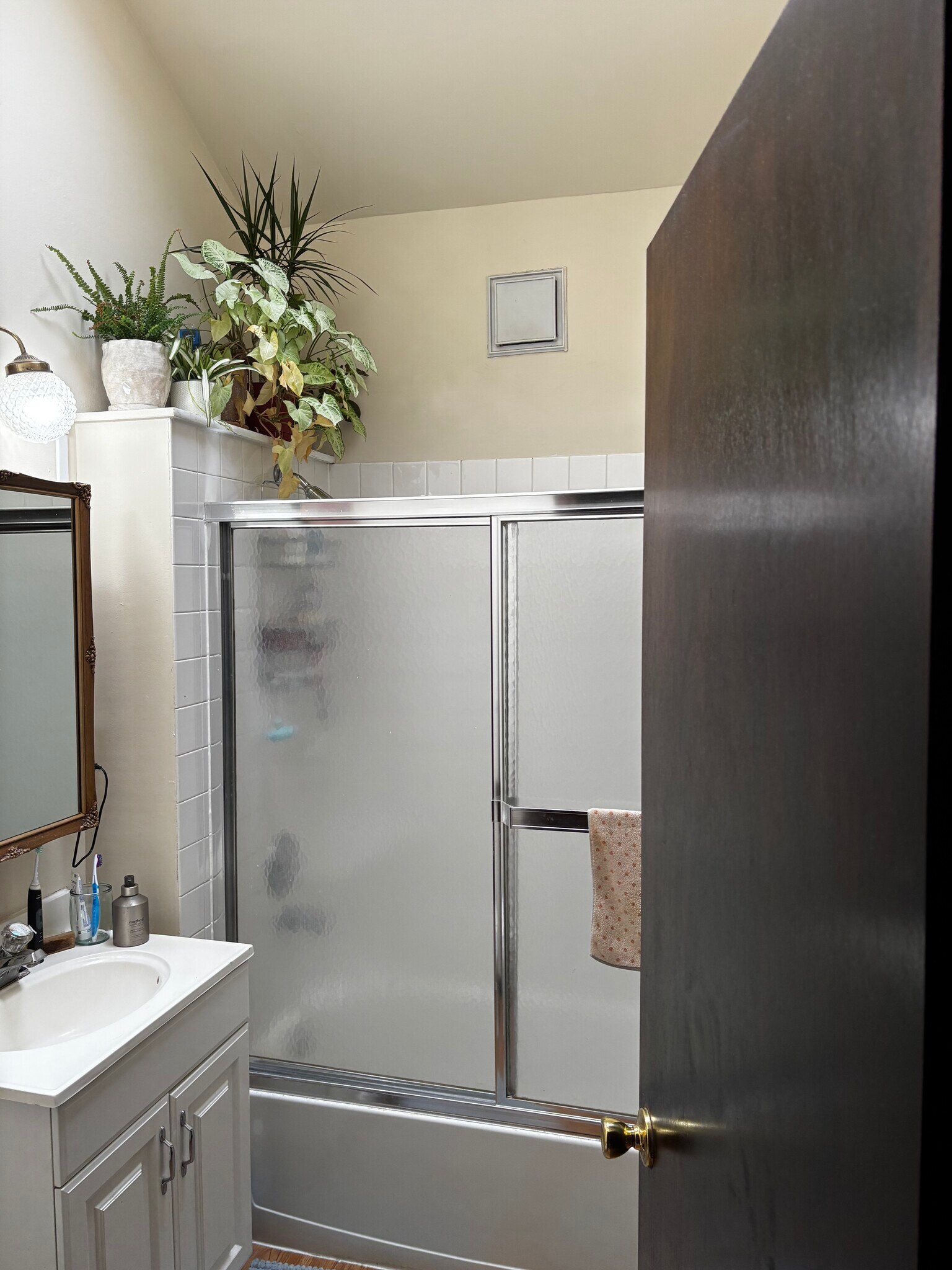 Building Photo - 3351 N Kenmore Ave