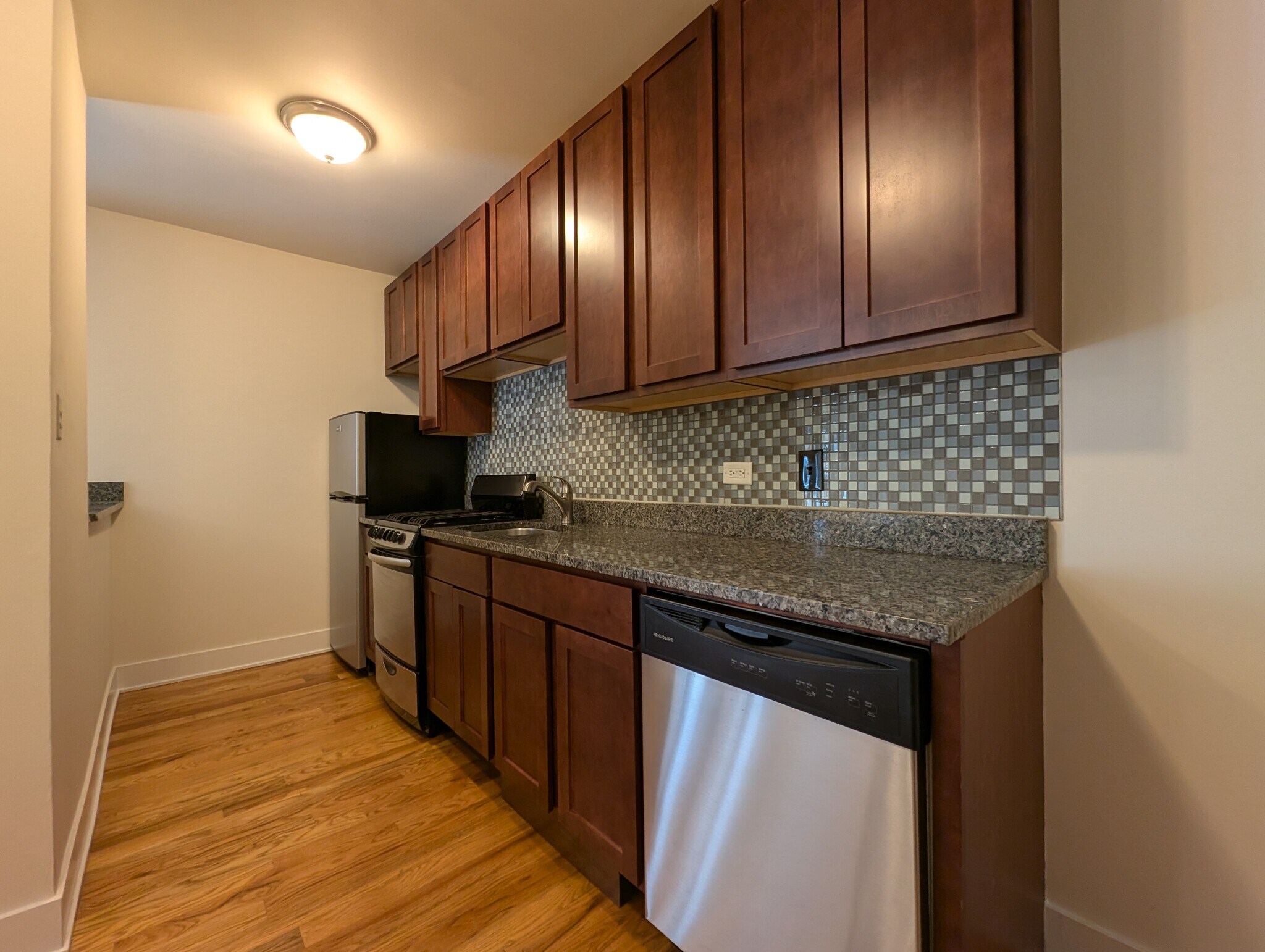 Building Photo - 813 W Cornelia Ave