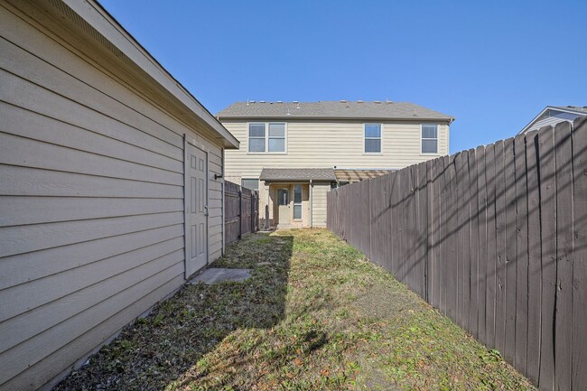 Building Photo - Beautifully updated 2 bedroom, 1.5 bath home!