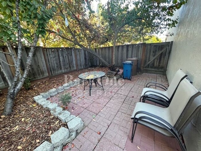 Building Photo - Spacious Town house in Pleasant Hill Now Available!