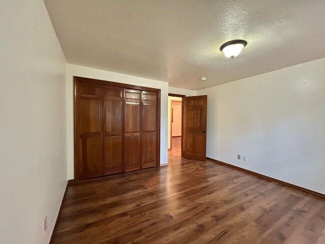 Building Photo - Timeless 5 Bed, 2.5 Bath Home - SW Beaverton