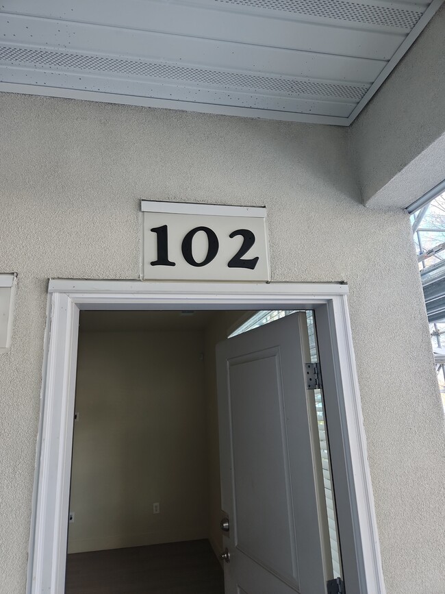 Building Photo - 10398 S Clarks Hill Dr