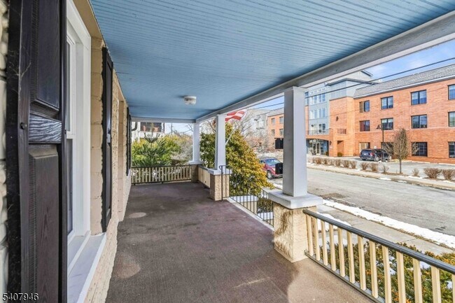 Building Photo - 10 Zazzetti St