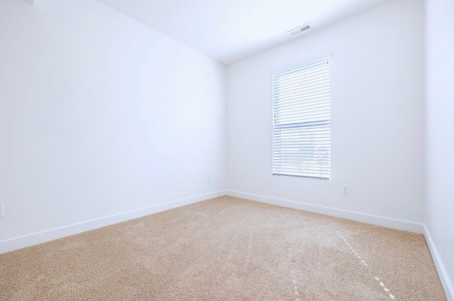 Building Photo - 84 E 200 S