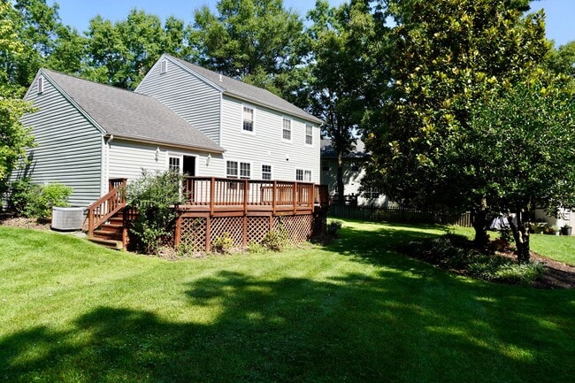 Building Photo - Lovely and Spacious 3 Bedroom 2.5 Bathroom...