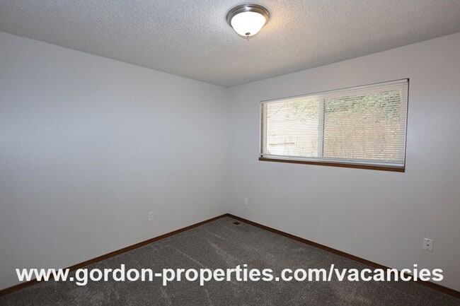 Building Photo - Webster Rd - Gladstone 2 bedroom duplex
