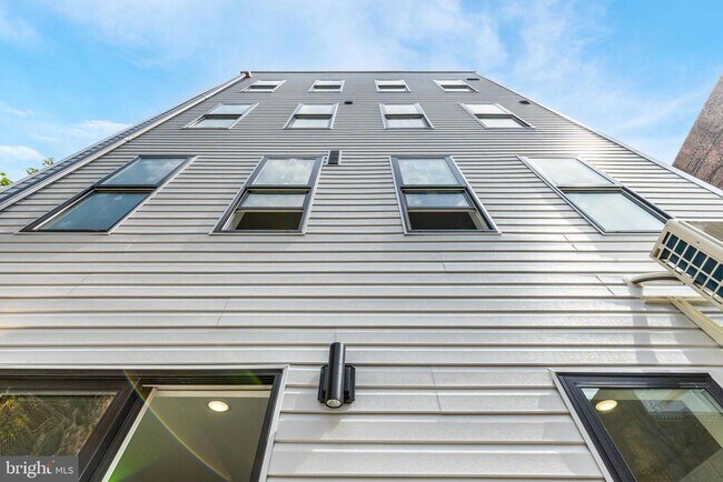 Building Photo - 608 S American St