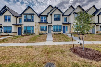 Building Photo - 4 Bed and 2.5 Bath Luxurious Townhome in Frisco!