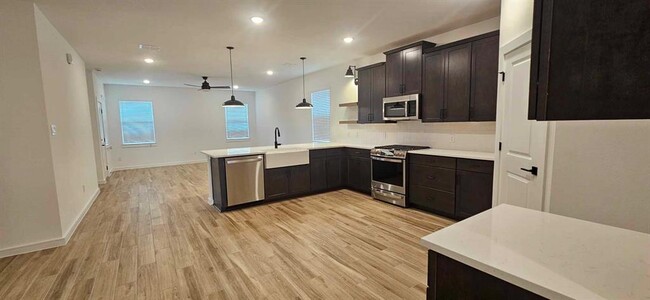 Building Photo - 8411 Bay Oaks Dr