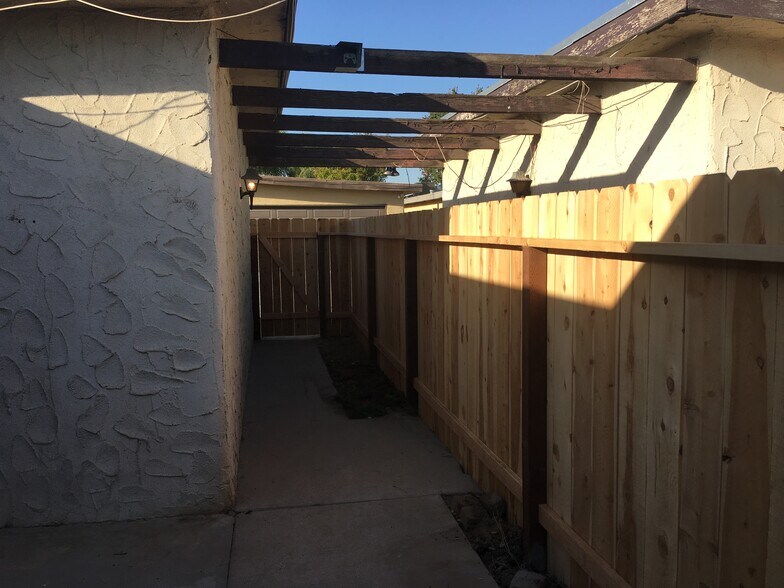 Building Photo - 557 W Santa Ana Ave