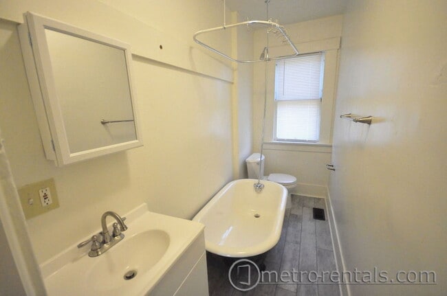 Building Photo - 204 E 9th Ave