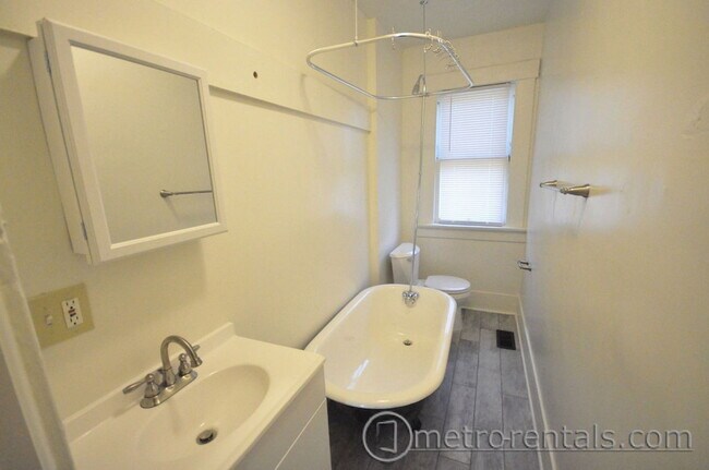 Building Photo - 204 Summit St