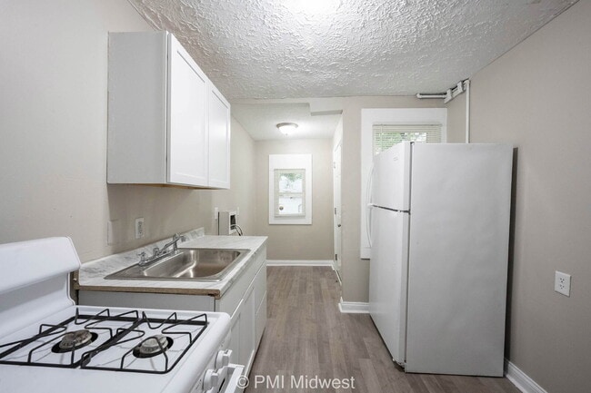 Building Photo - "Charming Urban Retreat: Cozy 1-Bedroom Ap...