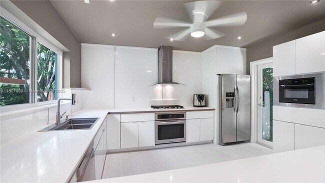 Building Photo - 5650 Pine Tree Dr