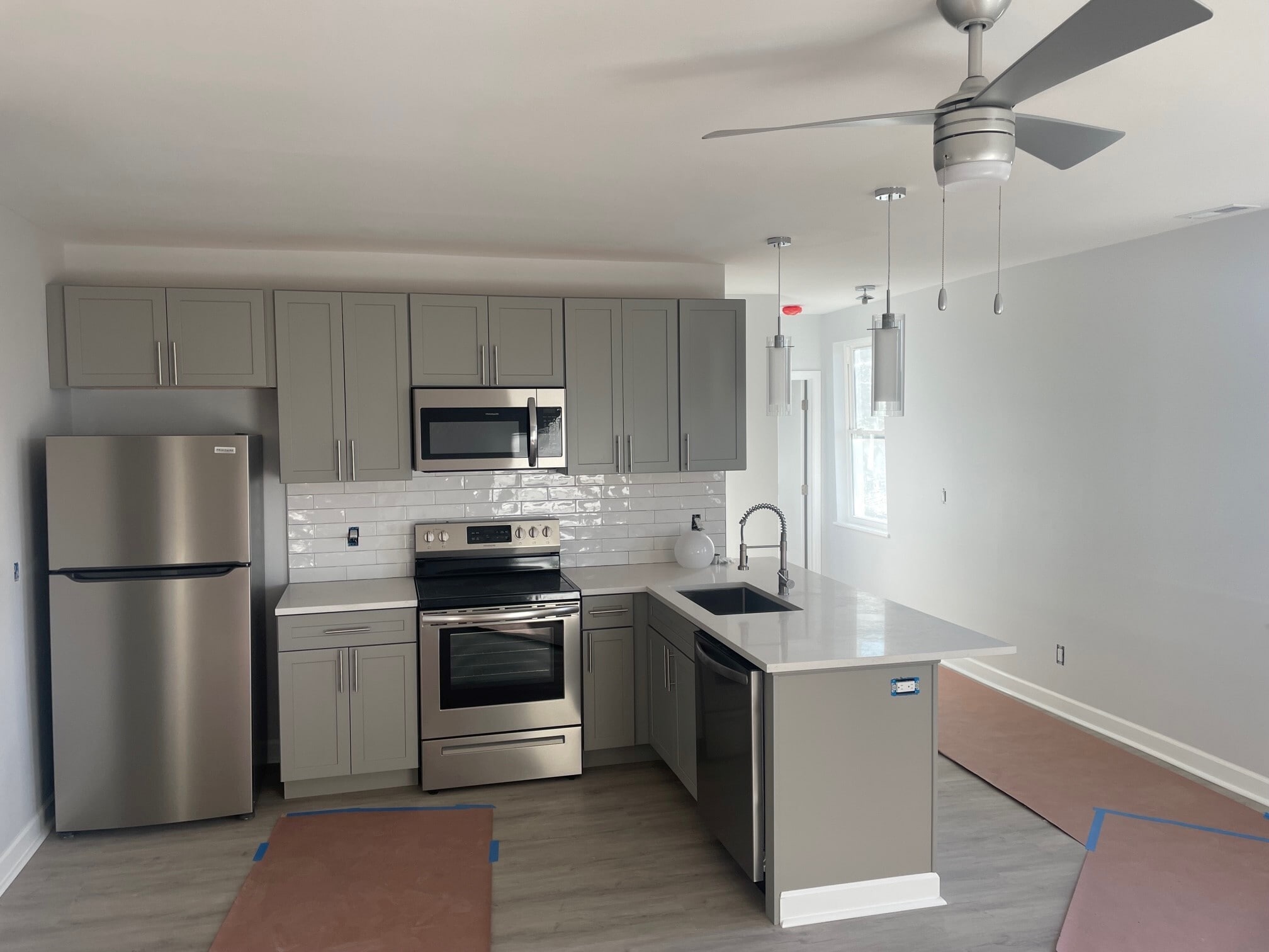 Large Kitchen with Peninsula (Two Bar Stools Included) - 216 Findlay St