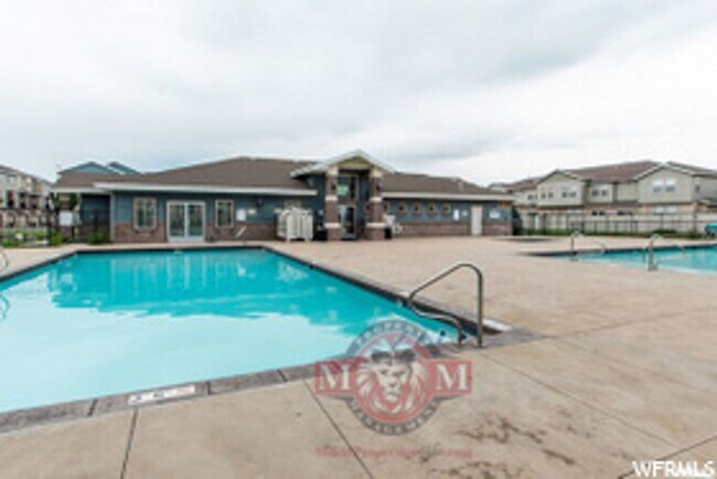 Building Photo - 104 E Resaca Dr