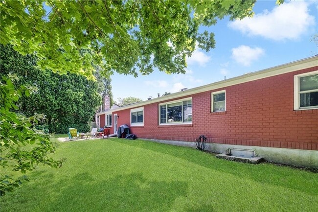 Building Photo - 288 Green End Ave