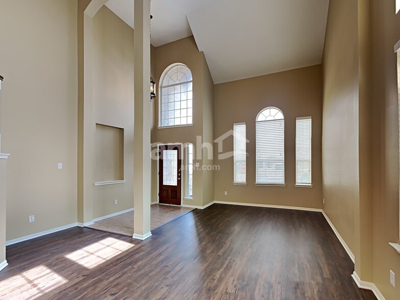 Building Photo - 1927 Makenna Ln