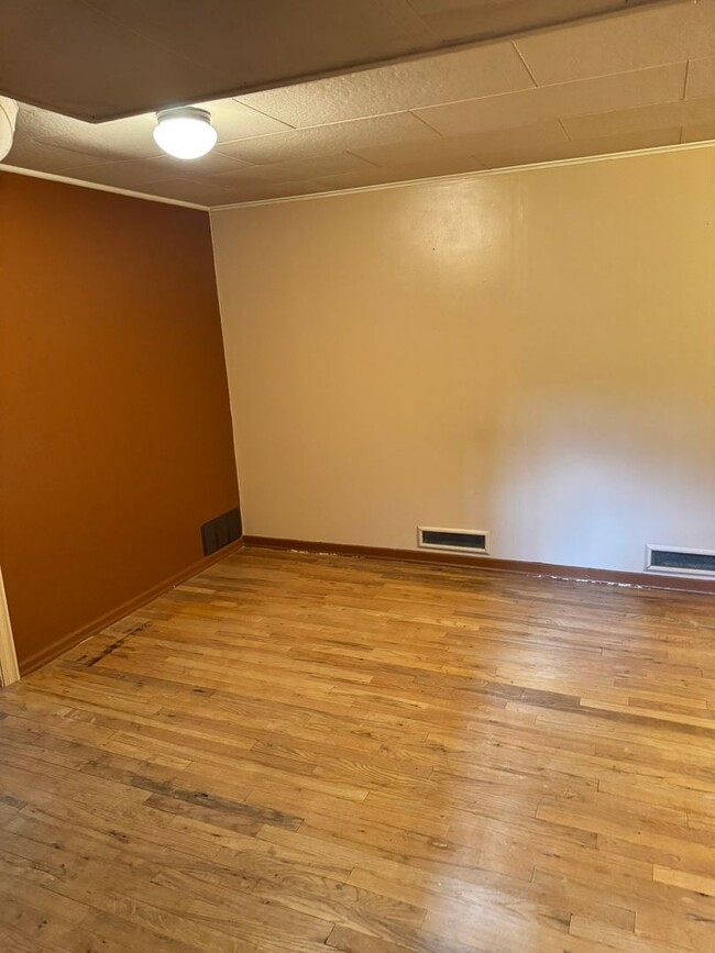 Building Photo - Pet friendly spacious home with new paint .